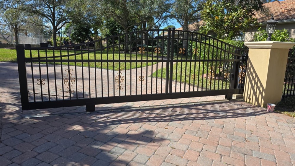Electrostatically finished gate