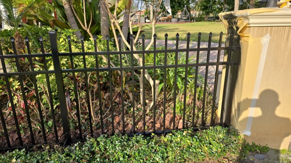 Electrostatically finished gate