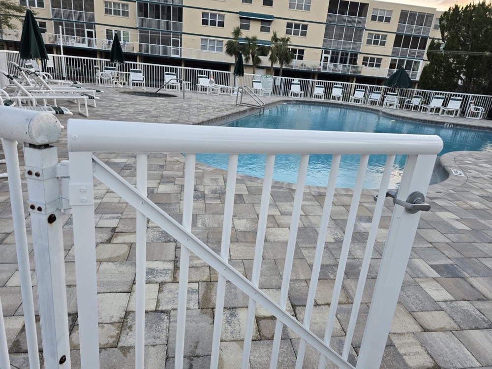 Pool enclosure fencing