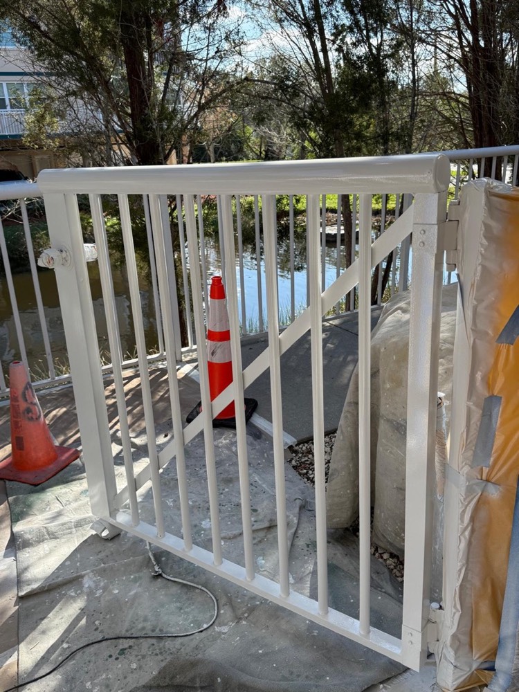 Pool enclosure fencing