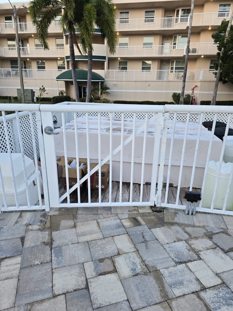 Pool enclosure fencing