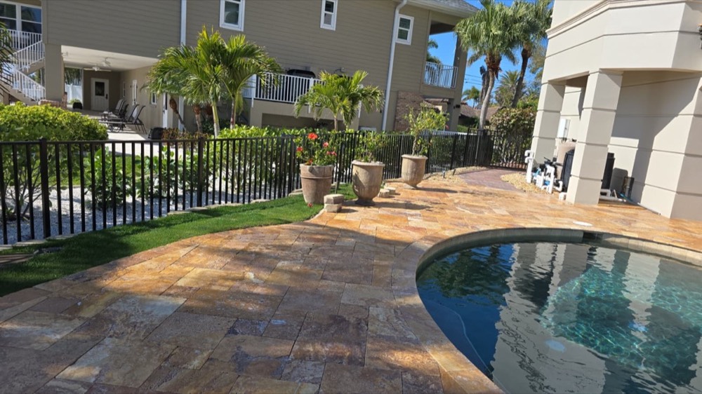 Pool enclosure fencing